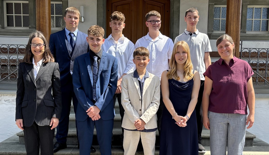 von lins vorne: Pfrn. Ute Neef, Lionel Bianchi, Jarno Räss, Michelle Möller, Sozialdiakonin Yvonne Steiger, hinten von links: Alexander Baumann, Lio Rüegg, Leon Salzmann, Tim Hohl