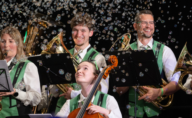 Mit Trompeten und Klarinette: Blasmusik übernimmt Rhema