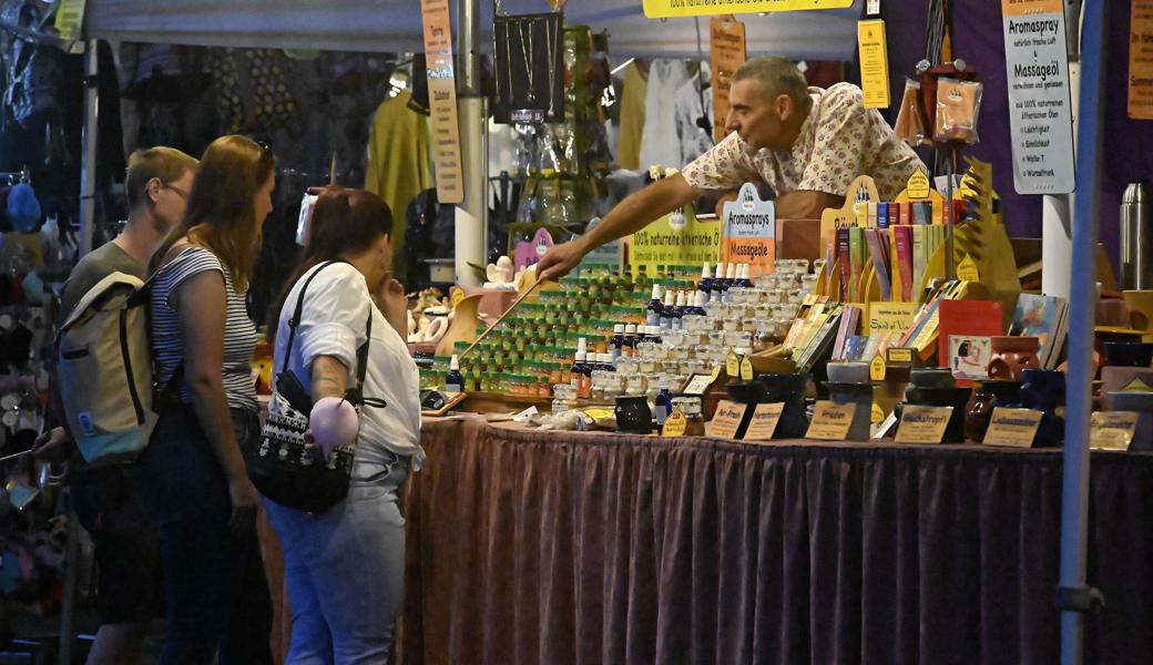 Die Vielfalt der angebotenen Waren kommt an jene eines Jahrmarkts heran. Die Vielfalt der angebotenen Waren kommt an jene eines Jahrmarkts heran.