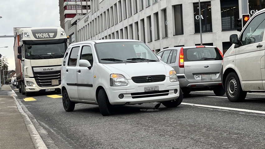 Ärgerliche Situation: Autopanne im Mittagsverkehr Ärgerliche Situation: Autopanne im Mittagsverkehr
