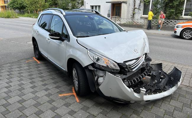Lernfahrerin verursacht Unfall beim Einbiegen