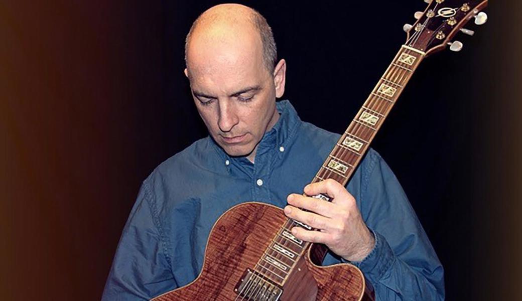 Alexander Palm spielt Violinwerke von Bach auf der E-Gitarre.