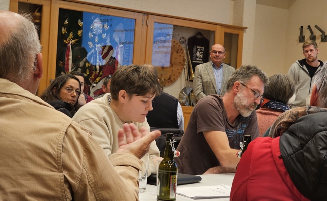 Gemeinderat im Gegenwind: Hitzige Diskussionen um Steuersenkung und Bauland-Auszonungen