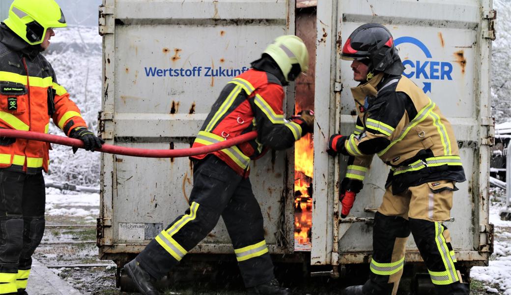 Die Unteroffiziere lernten an mehreren Arbeitsplätzen Theorie und Praxis. Beim Feuerwehrdepot Buriet übten sie Löschtechniken.