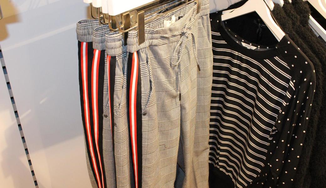 Der edle Joggingstyle ist voll im Trend.  Doch haben diese Hosen (Trackpants) nicht viel mit der schlabrigen Jogginghose gemeinsam. Sie sind am Bein schmaler geschnitten, oft figurbetonter und der Stoff ist aus feinem Jersey, Seide oder Chiffon. Optimal wird sie mit einer schicken Bluse kombiniert.
