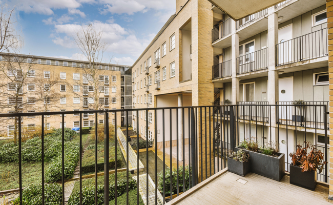 2025: Ein Mitbewohner verabschiedet sich aus der WG