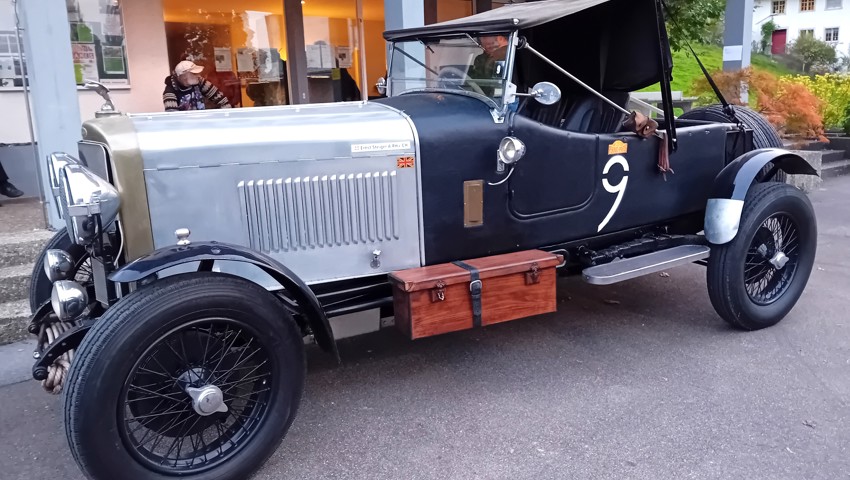 Der Sunbeam 25 HP Supertourer zog vor dem Kirchgemeindehaus die Blicke auf sich. Der Sunbeam 25 HP Supertourer zog vor dem Kirchgemeindehaus die Blicke auf sich.