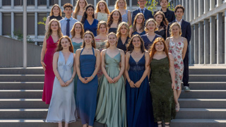 Klasse 4GeLeSeWe  Hinten, v.l.: Daniela Lang (Klassenlehrerin), Laura Can, Alisha Nüesch, Julina Supe, Mateo Schmid, Lucian Ruppanner. Zweithintere Reihe v.l.: Joris Hanselmann, Jeneny Wimalendrakumar, Diana Filipovic, Ronja Melzer, Alessandra Cuomo, Pavlos Mavroudis. Zweitvordere Reihe, v.l.: Nina Hagmann, Sophie Kling, Luana Meier, Sam Pardatscher, Anna Frei, Ladina Appert. Vorne, v.l.: Anina Silipo, Daria Maurer, Céline Heeb, Eleni Kuster, Alina Berger. 