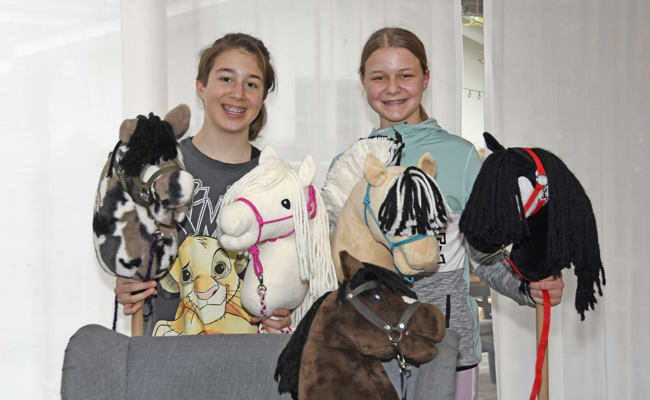 Die Oberstufenschülerinnen Luisa und Lena planen ihr erstes eigenes Plauschturnier in Hobby Horsing