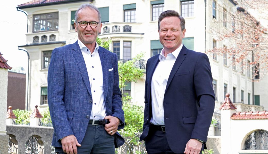 Christoph Tobler mit seinem Nachfolger Renato Luck (rechts) auf dem Sefar-Gelände in Thal.
