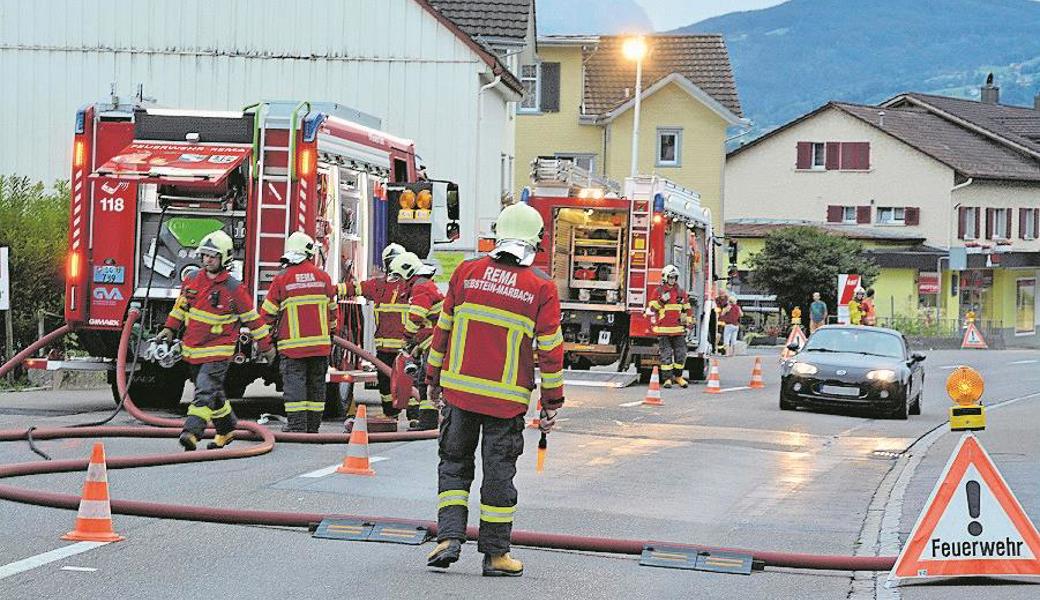 Die Angehörigen der Feuerwehr Rema lieferten eine gute Arbeit ab, trotz widriger Platzverhältnisse beim Übungsobjekt Staatsstrasse 119.