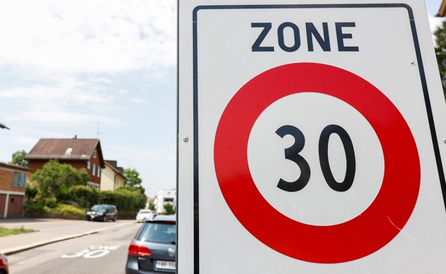 Auf der Ferggerstrasse wird gebaut, damit eine Tempo-30-Zone entsteht