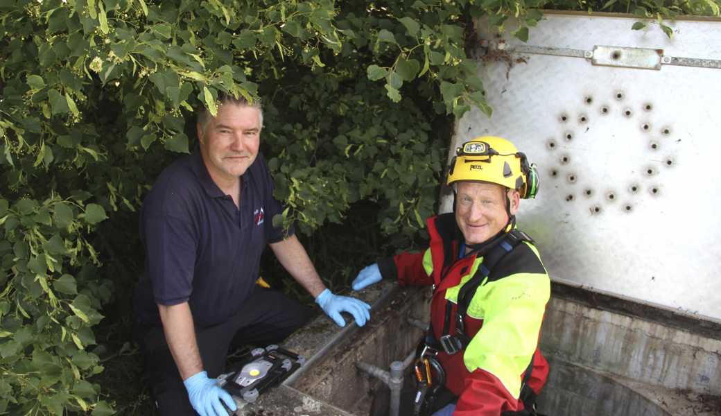 Thomas Wüst (links), Projektleiter Abwasser, und Martin Ritter, Stellvertretender Leiter ARA, vor dem Abstieg ins Regenbecken an der Ecke Kesselbach / SBB-Gleis. Thomas Wüst (links), Projektleiter Abwasser, und Martin Ritter, Stellvertretender Leiter ARA, vor dem Abstieg ins Regenbecken an der Ecke Kesselbach / SBB-Gleis.