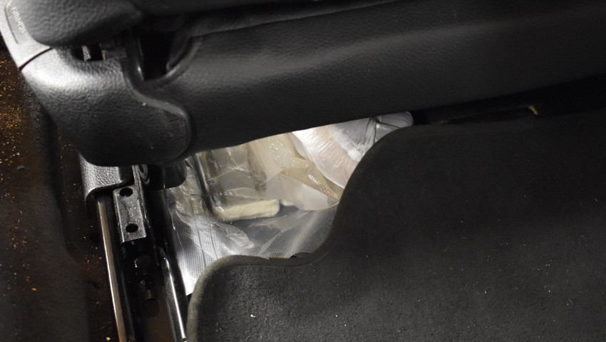 Die versteckten Drogen unter einem Autositz. Die versteckten Drogen unter einem Autositz.