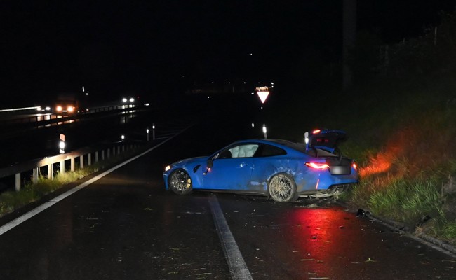 Wagen überschlägt sich auf der Autobahneinfahrt - zwei junge Männer verletzt