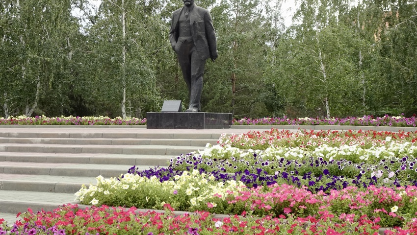 Am Stadion liegt der piekfein herausgeputzte Siegespark, der an den sowjetischen Sieg im Zweiten Weltkrieg erinnert – mit Lenin-Statue. Am Stadion liegt der piekfein herausgeputzte Siegespark, der an den sowjetischen Sieg im Zweiten Weltkrieg erinnert – mit Lenin-Statue.