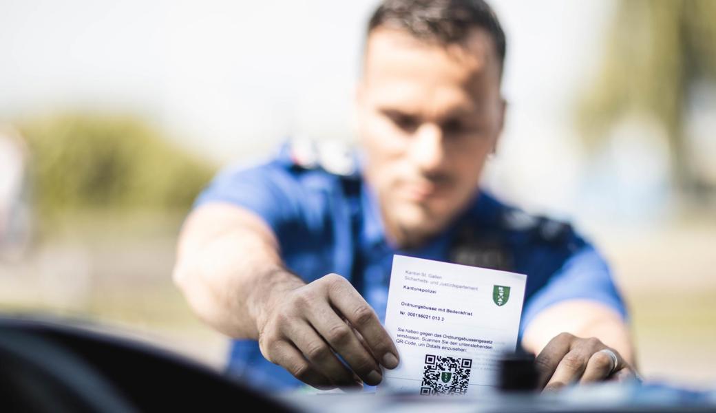 Die Kantonspolizei St.Gallen klemmt neuerdings Bussenzettel mit QR-Code unter die Scheibenwischer. Im Rheintal gibts allerdings noch für drei Wochen die alten.