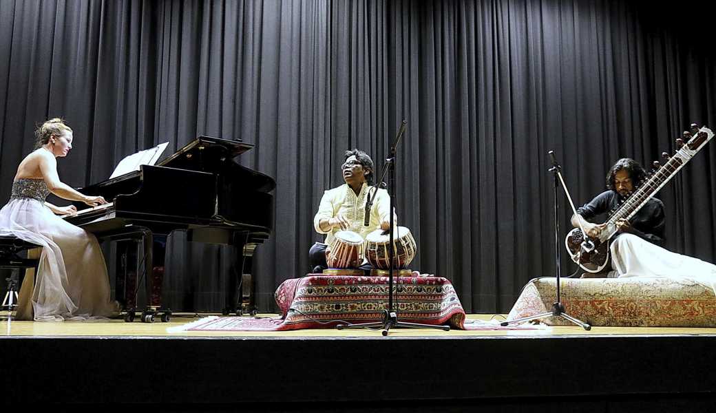 Lisa Maria Schachtschneider am Flügel, Udai Mazumdar, Tabla, und Rohan Dasgupta, Sitar, spielen nordindische Musik.