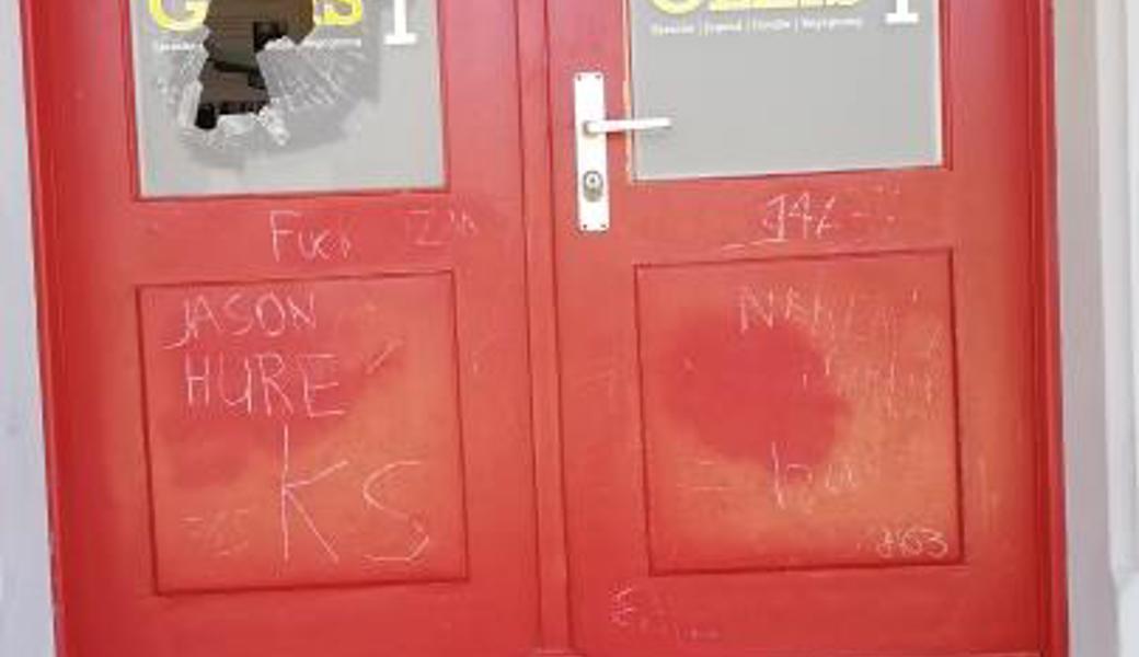 Einige Beispiele von Schmierereien am Bahnhof Oberriet. Die jüngsten sind keinen Monat alt. Da wurde zu allem grad auch noch eine Scheibe eingeschlagen.