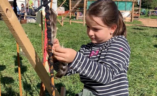 Kinder folgen dem Ruf der Trommeln