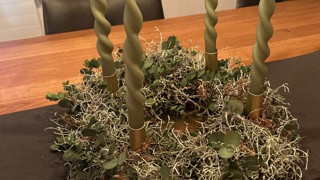 Stephanie Fehr hat das Gesteck gestaltet und Eukalyptus aus dem eigenen Garten verwendet. Stephanie Fehr hat das Gesteck gestaltet und Eukalyptus aus dem eigenen Garten verwendet.