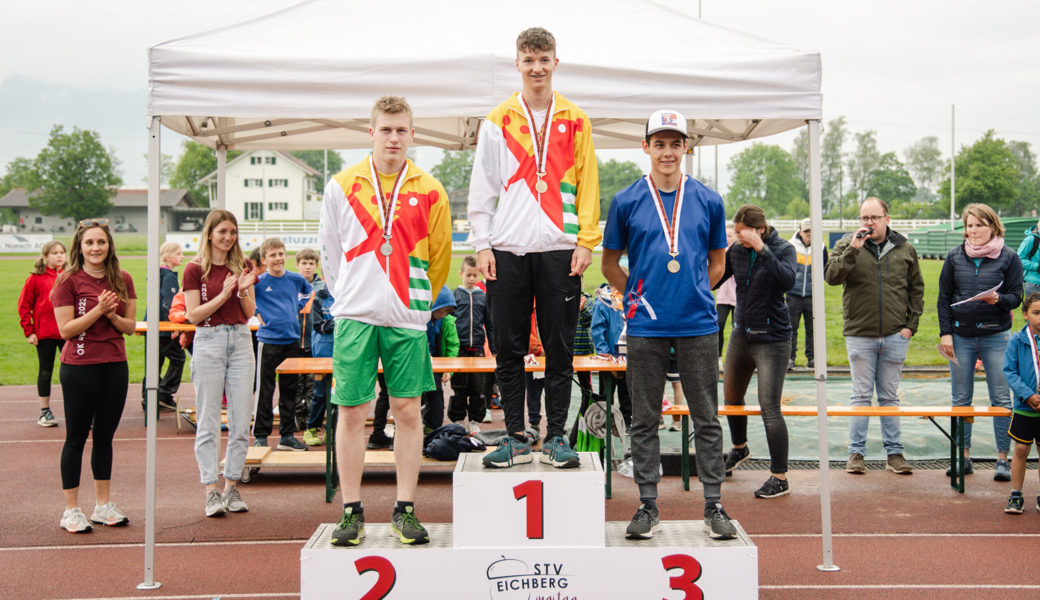 Die glücklichen Gewinner in der Kategorie U18M: Noah Sieber (Gold), Fadri Rüdisühli (Silber) beide STV Balgach, Dominik Auer, STV Marbach (Bronze)