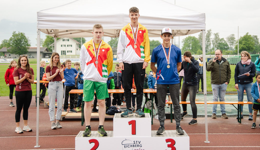 Die glücklichen Gewinner in der Kategorie U18M: Noah Sieber (Gold), Fadri Rüdisühli (Silber) beide STV Balgach, Dominik Auer, STV Marbach (Bronze) Die glücklichen Gewinner in der Kategorie U18M: Noah Sieber (Gold), Fadri Rüdisühli (Silber) beide STV Balgach, Dominik Auer, STV Marbach (Bronze)