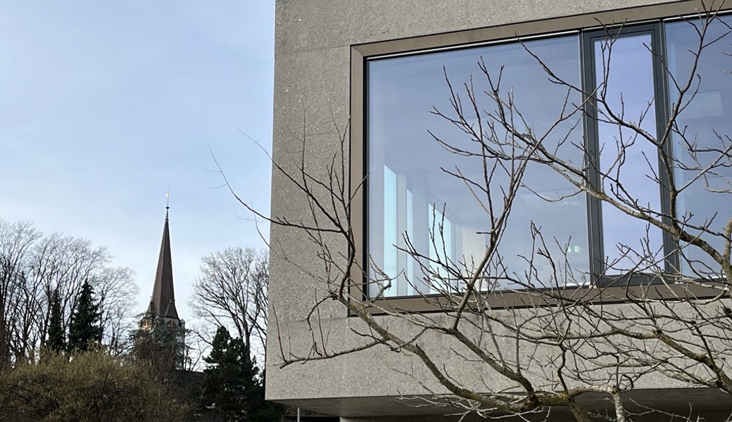 In der Nähe der Schule ist die evangelische Kirche.