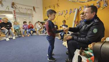 Kindergartenkinder verdienen sich einen Leuchtorden