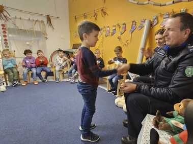 Kindergartenkinder verdienen sich einen Leuchtorden