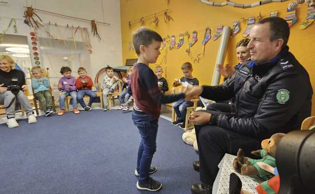 Kindergartenkinder verdienen sich einen Leuchtorden