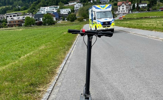 Beim Überqueren der Strasse mit E-Trottinett gestürzt
