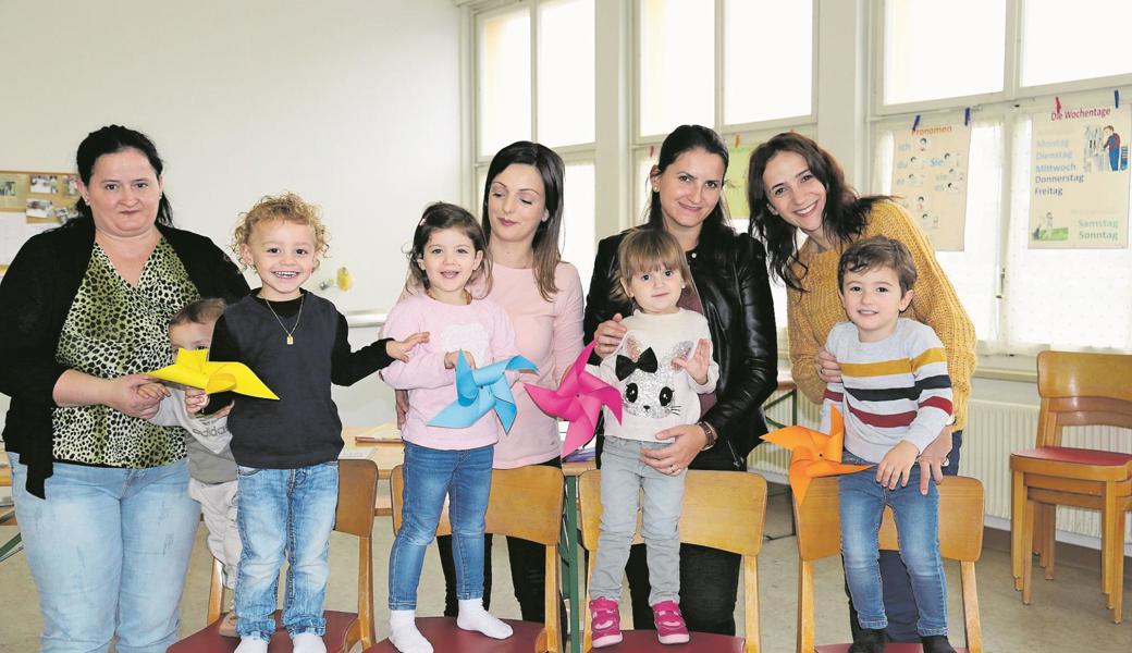 Bes Shabani (Mitte) mit den Müttern und ihren Kindern im Progy-Zentrum. 