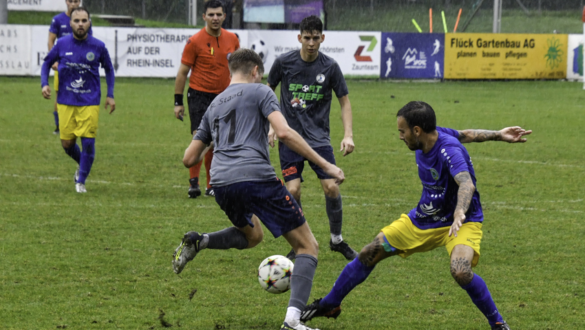 Dem FC Diepoldsau-Schmitter gelang es früh in der Saison, Staad (in Grau) zu bezwingen. Er steht knapp hinter der Spitzenquartett. Dem FC Diepoldsau-Schmitter gelang es früh in der Saison, Staad (in Grau) zu bezwingen. Er steht knapp hinter der Spitzenquartett.