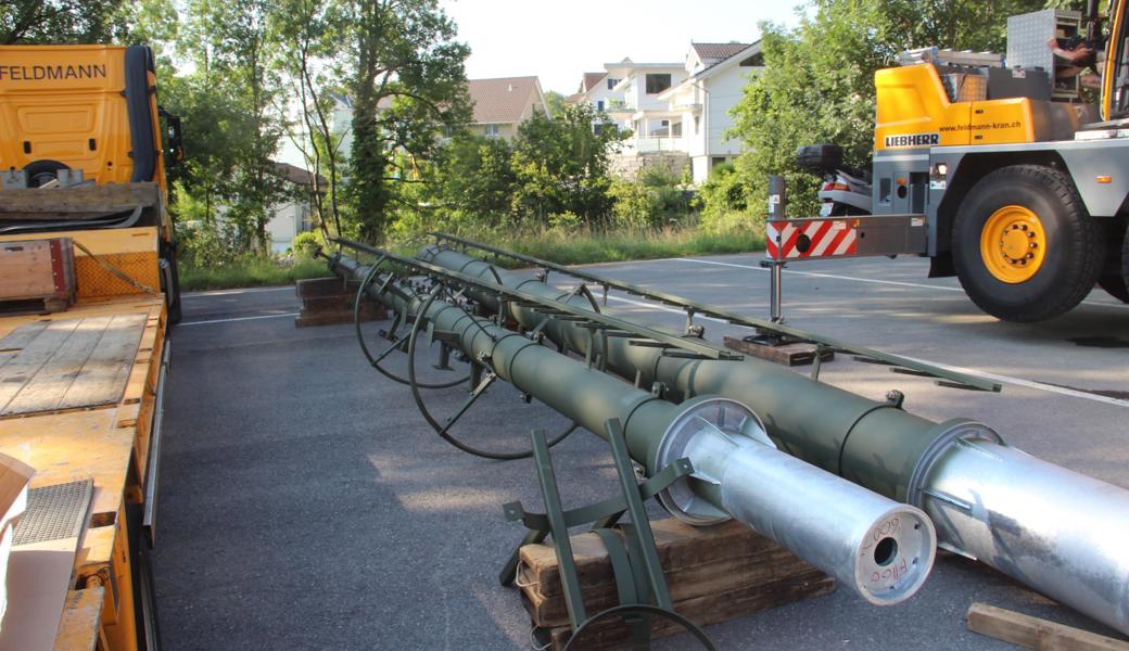 Der Antennenmast liegt zum Aufstellen bereit.
