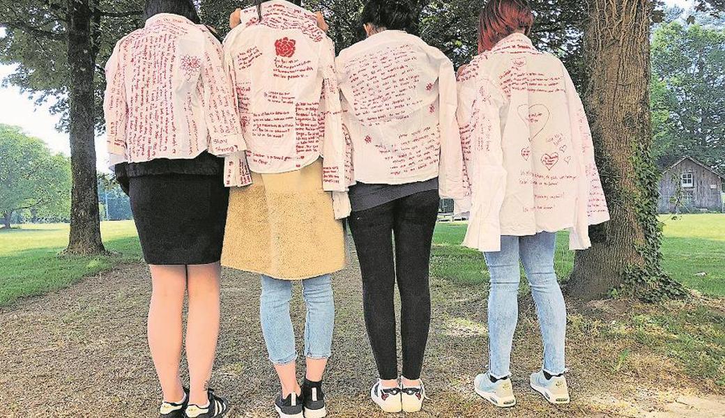 Am 25. Oktober heisst es im Bellevue Altstätten «Blusen beschriften für ‹Women in the Dark›».