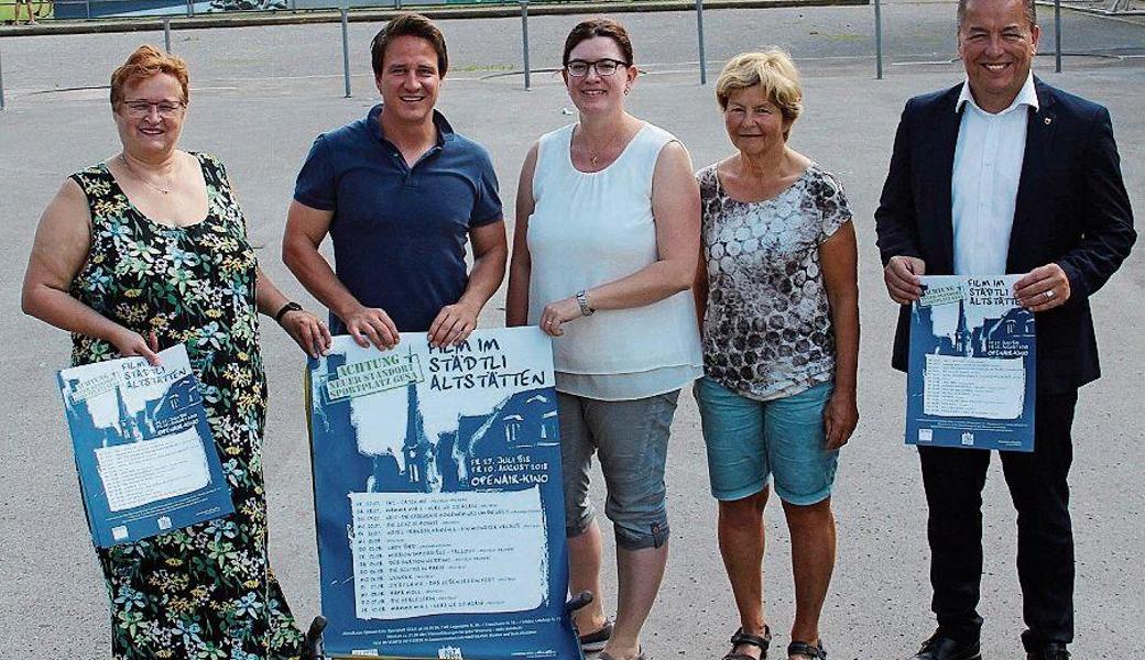 Stelldichein am neuen Durchführungsort: (von links) Denise Zellweger und Pascal Zäch vom Kinotheater Madlen, Heerbrugg, die stv Stadtschreiberin Nadine Walt, Gesa-Leiterin Madeleine Schönenberger und Stadtrat Toni Loher. Stelldichein am neuen Durchführungsort: (von links) Denise Zellweger und Pascal Zäch vom Kinotheater Madlen, Heerbrugg, die stv Stadtschreiberin Nadine Walt, Gesa-Leiterin Madeleine Schönenberger und Stadtrat Toni Loher.