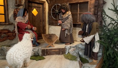 Ein Pfarrer will ein zerbrochenes Jesuskind in die Weihnachtskrippe legen