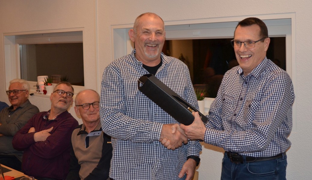 Der abtretende Präsident Markus Auer (rechts) überreicht Neumitglied Marcel Lupieri ein Willkommensgeschenk. 