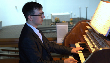 Spannende Improvisationen: Simon Frei feiert Orgel-Debüt in der Kirche