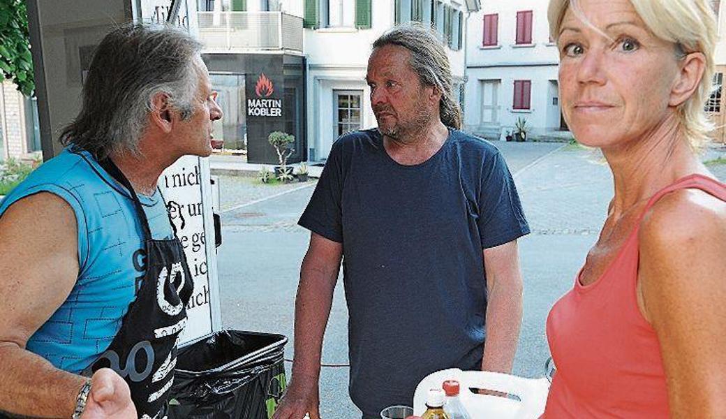 Eisenskulpturist Silvan Köppel und seine Partnerin Karin Baumgartner sind mit ihren E-Bikes von Mohren herab gefahren und plaudern hier mit Ernst Kaufmann (links), dem Chefgrilleur der Redaktion.