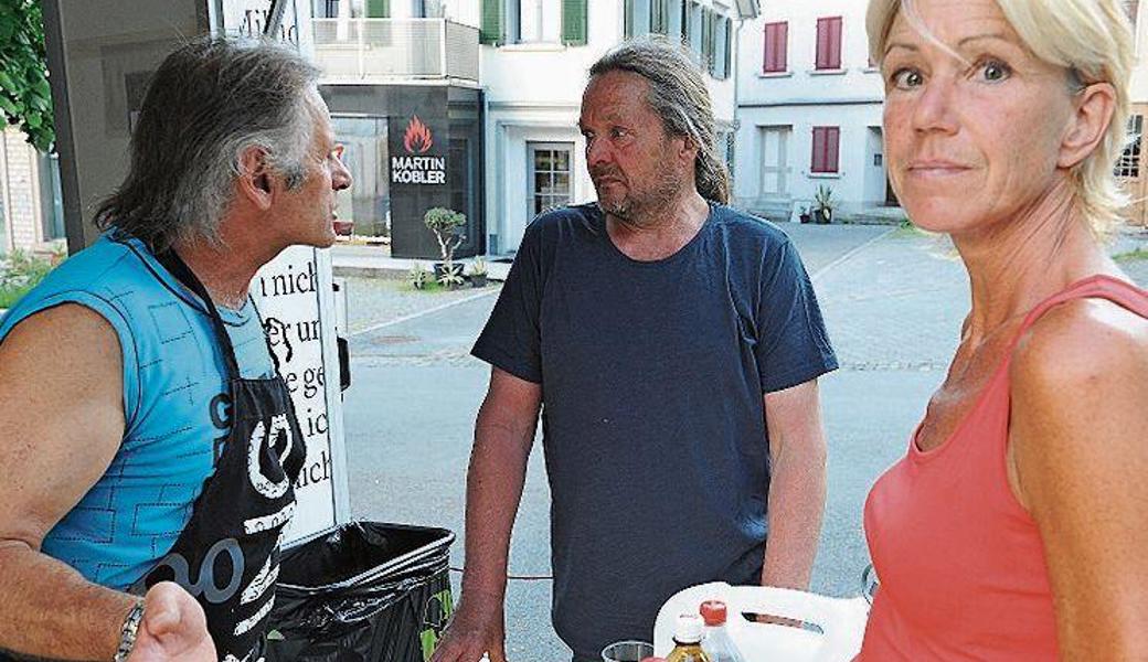 Eisenskulpturist Silvan Köppel und seine Partnerin Karin Baumgartner sind mit ihren E-Bikes von Mohren herab gefahren und plaudern hier mit Ernst Kaufmann (links), dem Chefgrilleur der Redaktion.