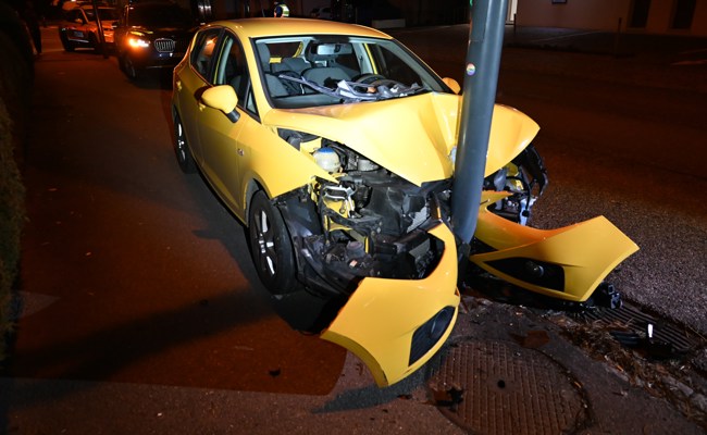 Betrunkener Mann fährt mit seinem Auto frontal in eine Strassenlampe