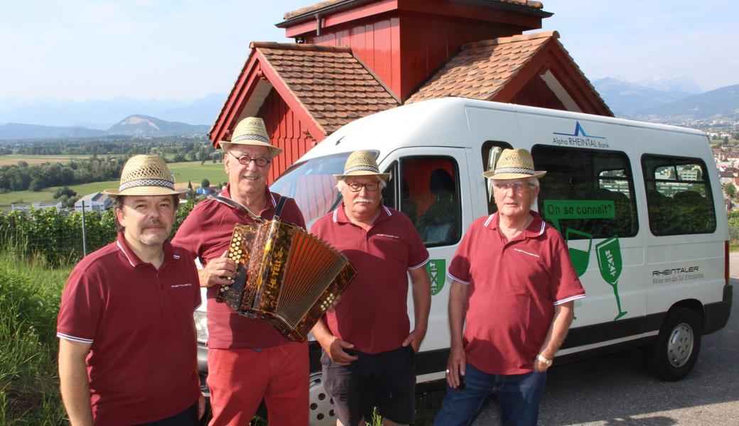 Rheintalwein-Präsident Armin Lutz (ganz links) wurde auf seiner Reise nach Weggis und Vevey von Weinfreunden begleitet: (von links) Peter Tanner, der mit batteriebetriebener Handorgel unterhält, Andreas Jenny (der den Bus passend beklebte) und Jakob Engler. 