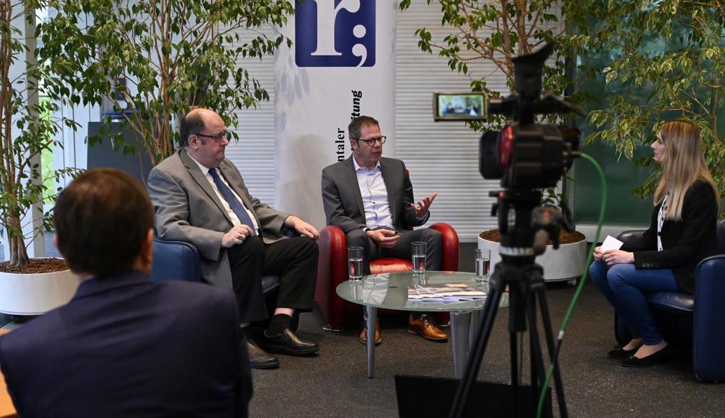 Werner Ritter, Renato Tolfo und Annina Dietsche-Veit während des ersten Sonntagsgesprächs von «Rheintaler», «Volkszeitung» und rheintaler.ch im Foyer des Medienhauses in Berneck