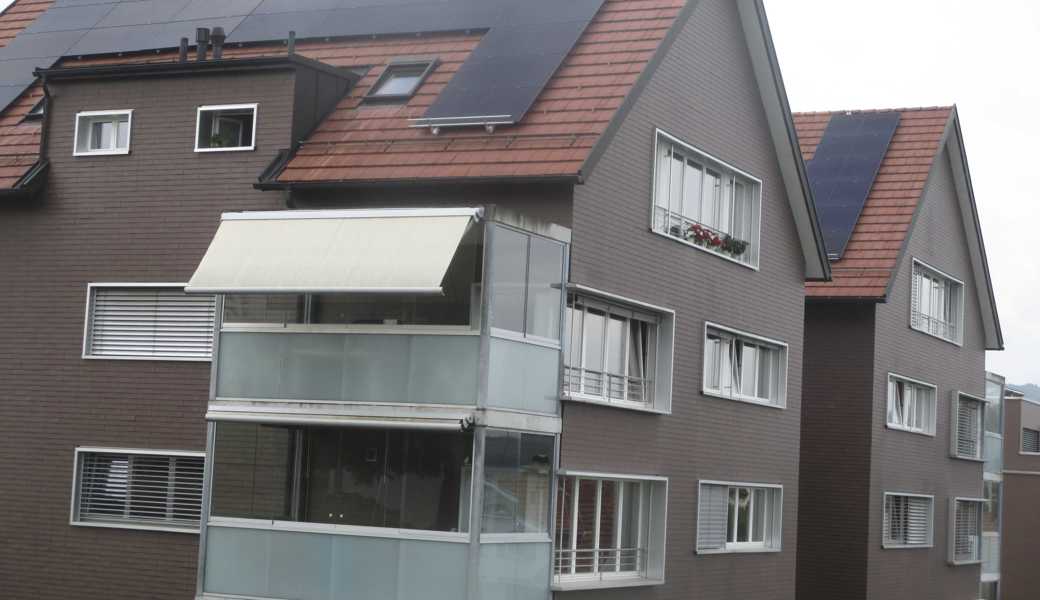 Die Dächer der genossenschaftlichen Wohnhäuser gegenüber der Kirche wurden mit Sonnenkollektoren bestückt.