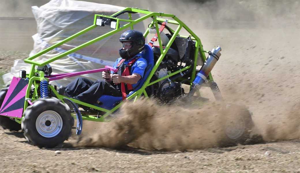 Kläus Manser in rasanter Fahrt mit dem doch etwas skurril anmutenden Gefährt. 