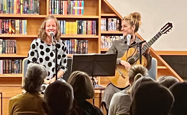 Das Duo fehrstimmt  gab ein  Wohnzimmerkonzert in der Bibliothek