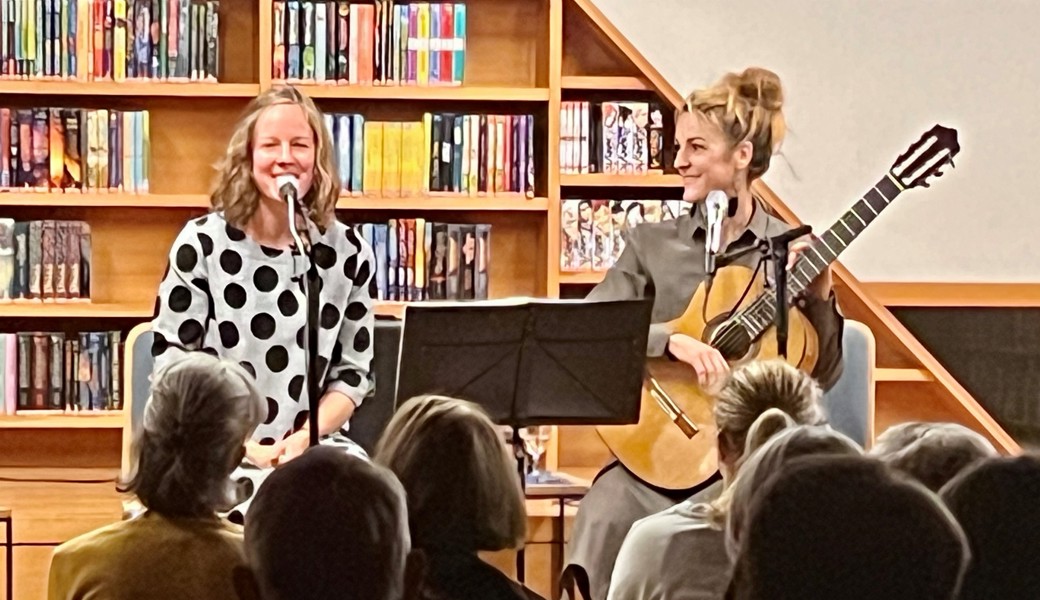 Duo "fehrstimmt" in der Bibliothek Balgach                         (Foto: B.Bartl)