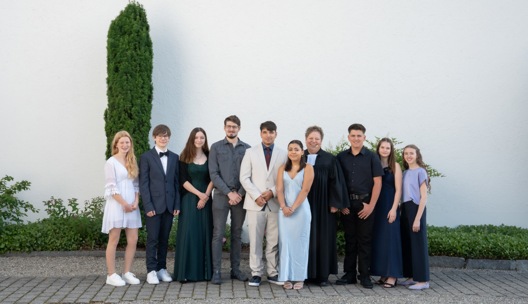 V.l.n.r.: Sariah Schmid, Gian Haltinner, Leonie Rohner,  Lucas Kägi (Sozialdiakon i.A.),  Edin Benz, Laura Suppiah, Pfrin Andrea Hofacker, Evan Kobelt, Elena Rodighiero und Alea De Mieri. 